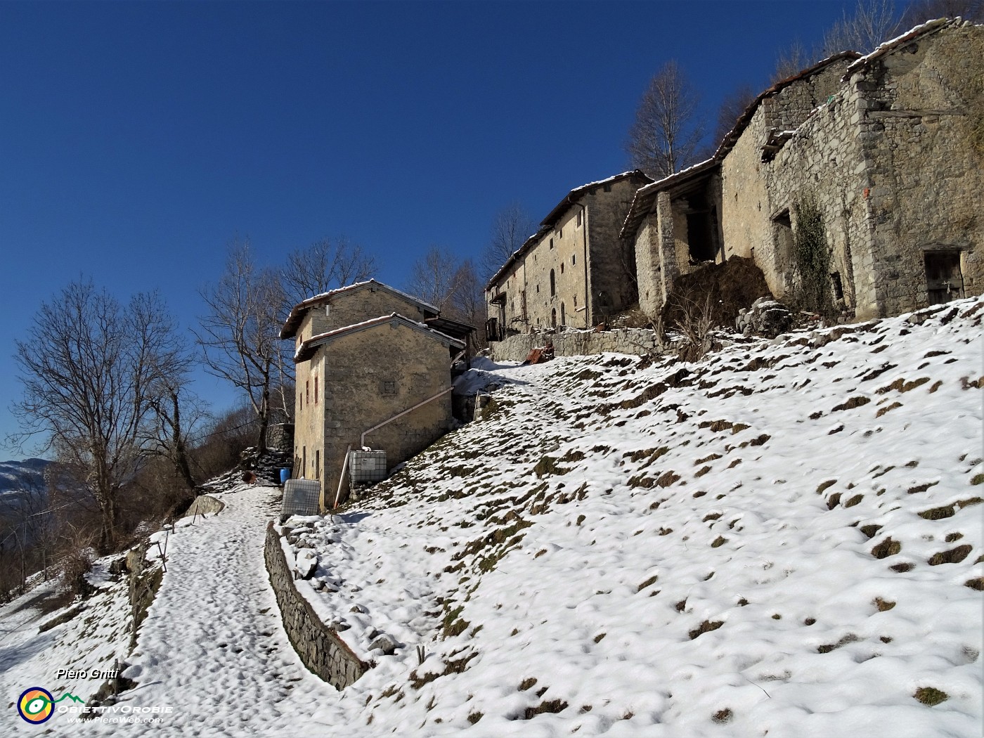18 Risalendo al Passo del Crosnello.JPG
